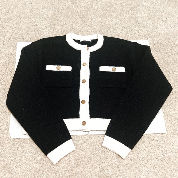 Elegant black cardigan with gold buttons decor - Picture 2 of 3